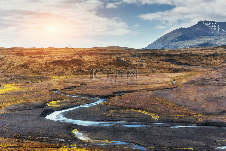 冰岛的山川河流风景秀丽。
