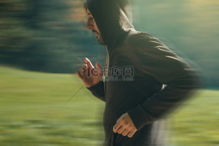 初秋清晨，蒙面男子在公园慢跑