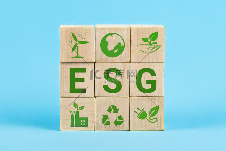 木立方体上的 ESG 字。 