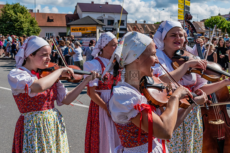 斯特拉兹尼采节日游行中美女们表