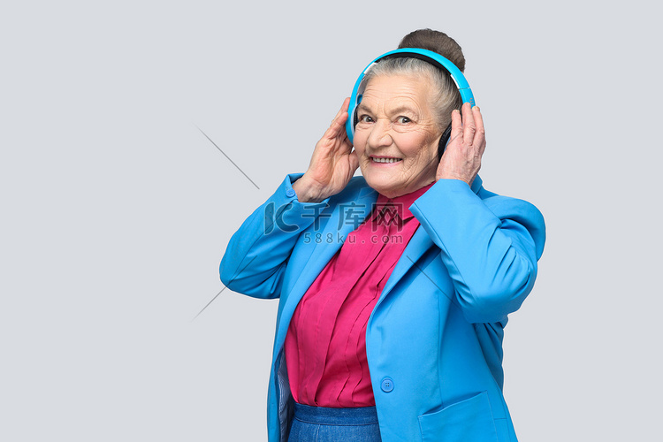 时尚快乐的祖母听音乐享受