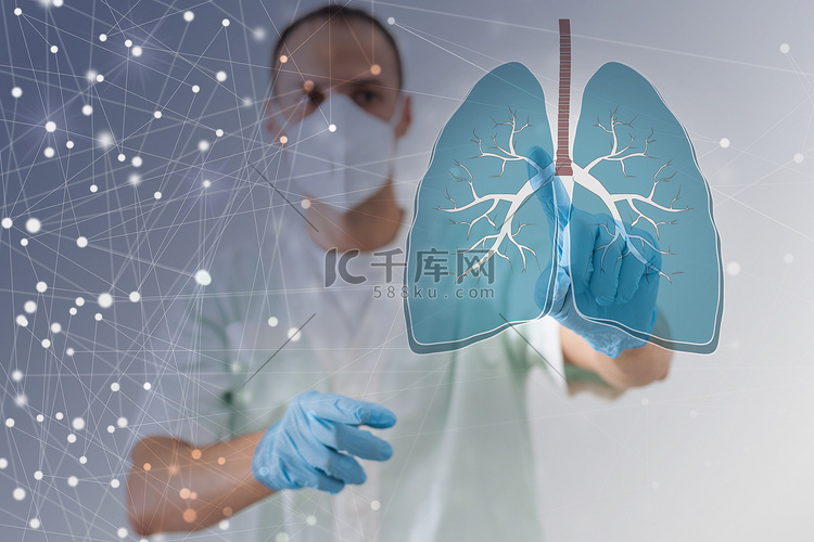 医生查看肺部全息图，在虚拟界面