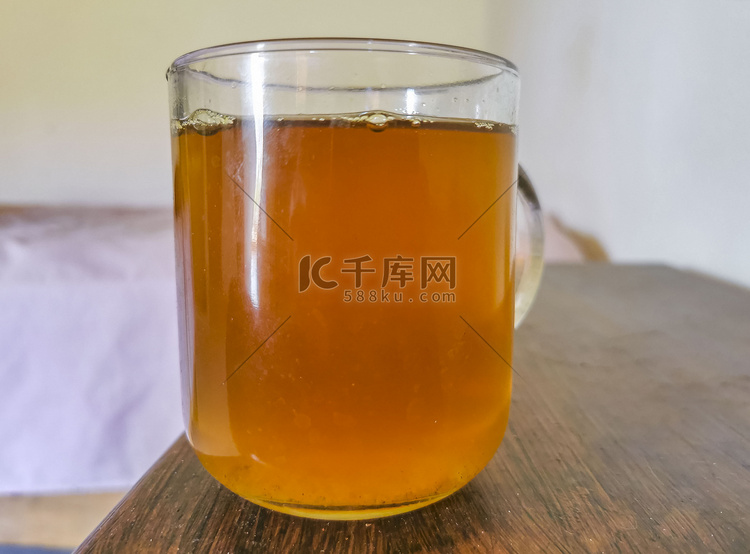 玻璃或杯壶热姜茶。