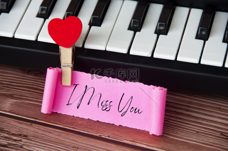 我想念你在带有键盘背景的粉红色