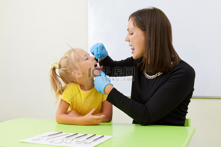 言语治疗师与小女孩一起在办公室