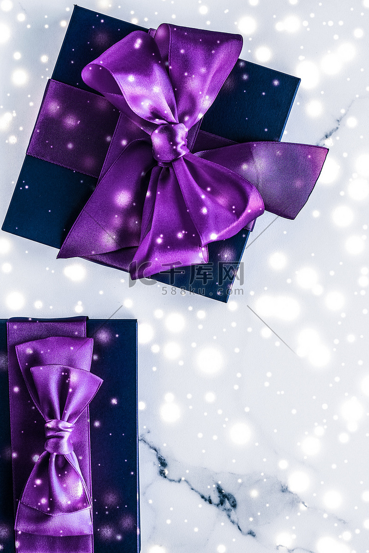 冬季节日礼盒，配有紫色丝绸蝴蝶