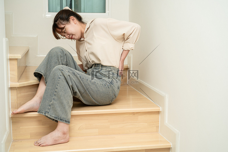 亚洲女病人因表面湿滑从楼梯上摔
