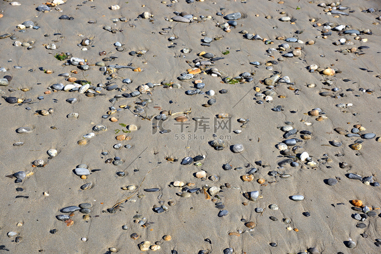 沙子里的卵石岩石