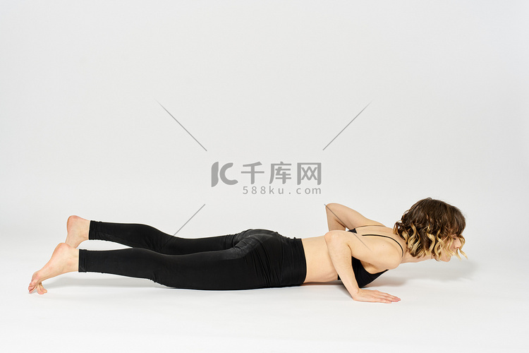 运动型女人会躺在地板上做运动体