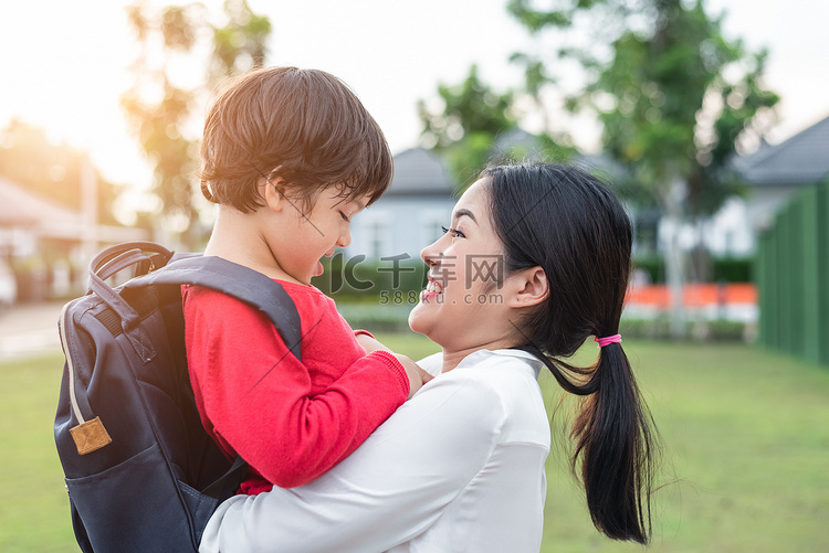 妈妈拥抱并抱着她的儿子。