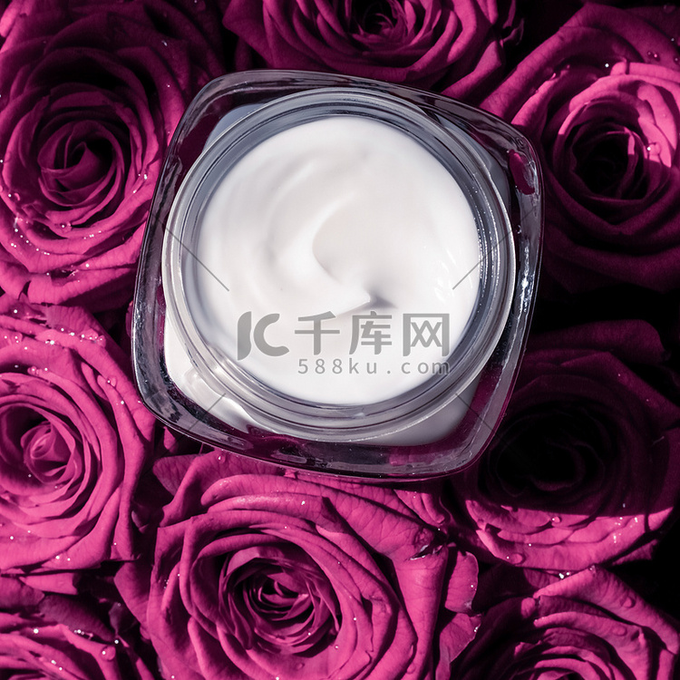 粉红玫瑰花上的面霜皮肤保湿剂、