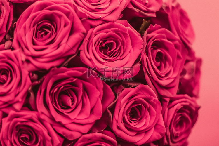 浪漫奢华的粉红玫瑰花束，鲜花盛