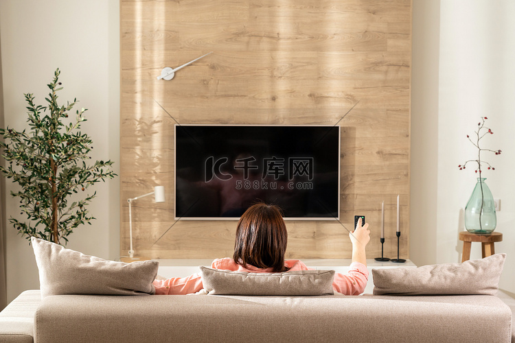 现代客厅里的一个女孩在电视上切