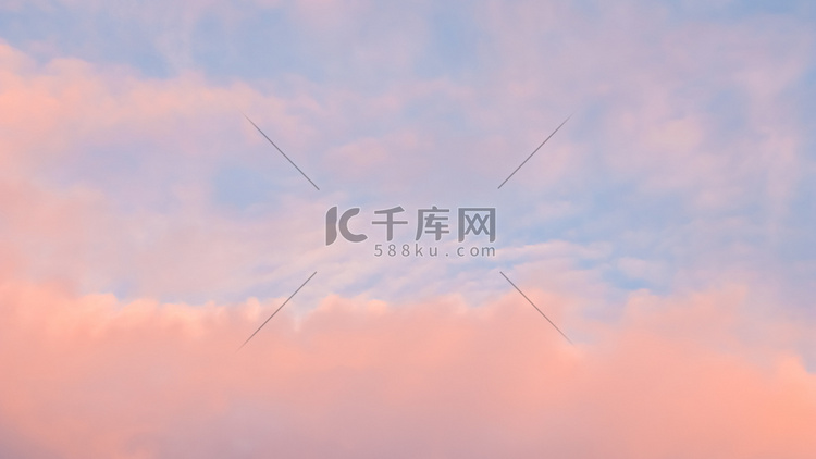 蓝天与粉红云彩在日落时的背景