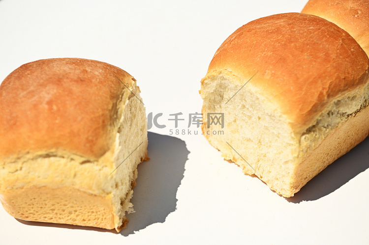 新鲜的被烘烤的全麦小圆面包特写