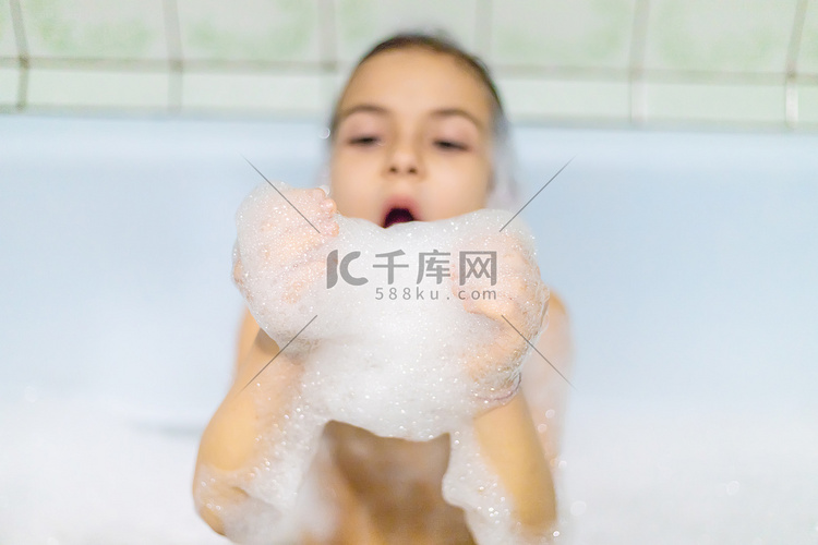 孩子在浴缸肥皂水中洗澡。