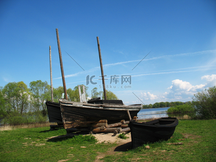 湖岸上的古代渔民小船