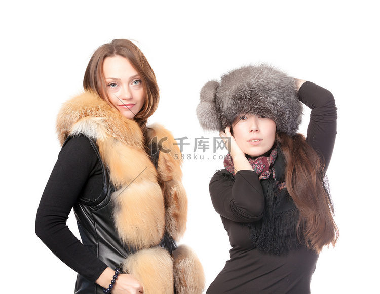 两个漂亮的女人穿着冬天的衣服