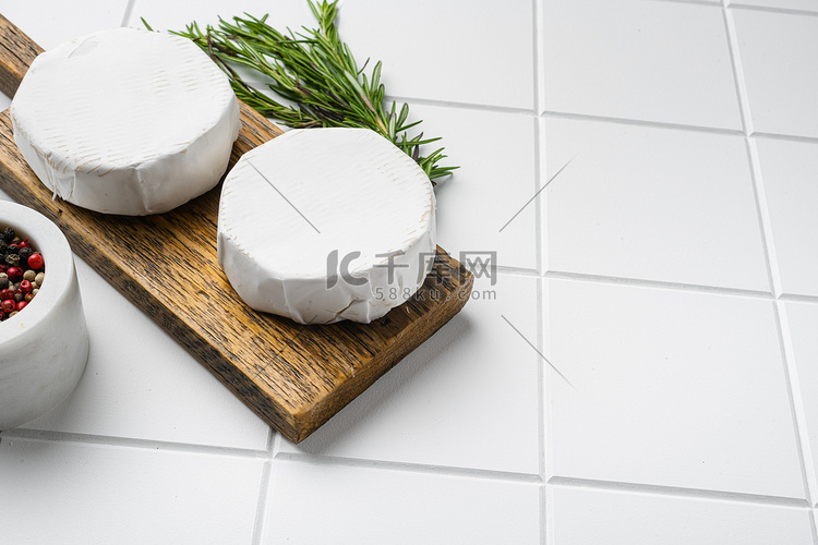 白色陶瓷方砖桌背景上的奶油布里
