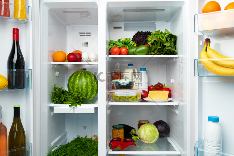 打开冰箱，里面装满了水果、蔬菜