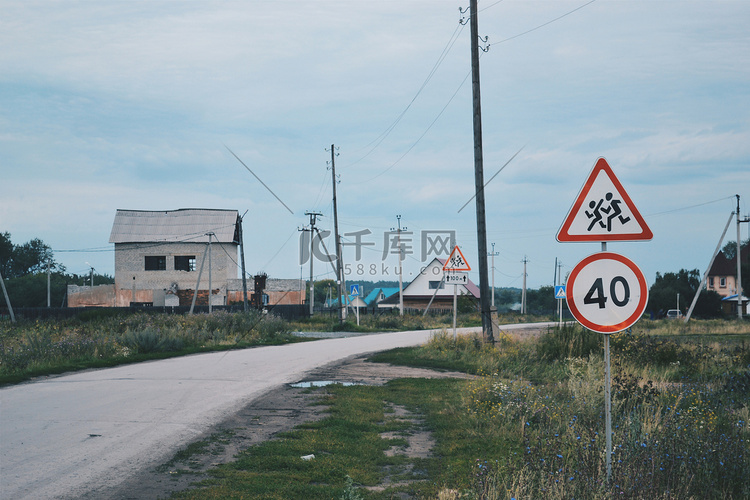 俄罗斯乡村景观背景下的限速标志