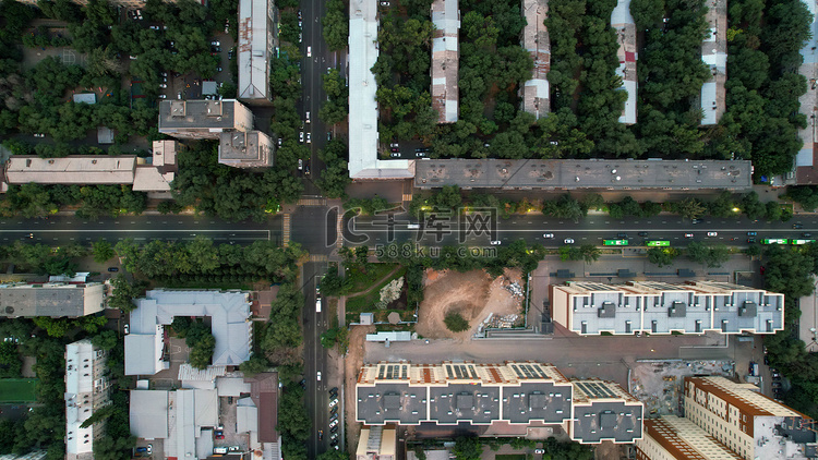 阿拉木图中央道路上无人机的俯视
