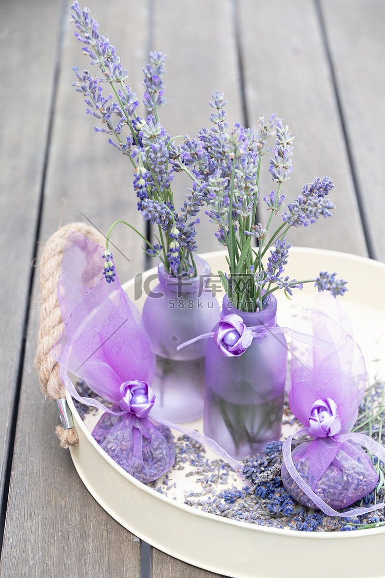花瓶中的淡紫色薰衣草和薰衣草香