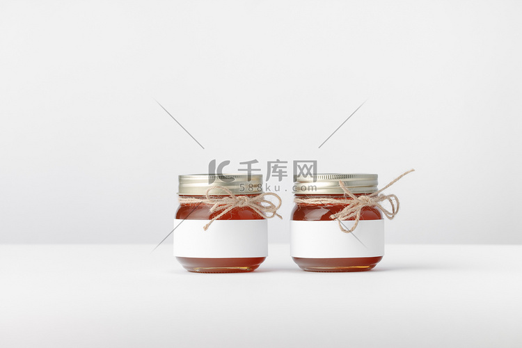 两个罐子，配有蜂蜜、麻线和白色