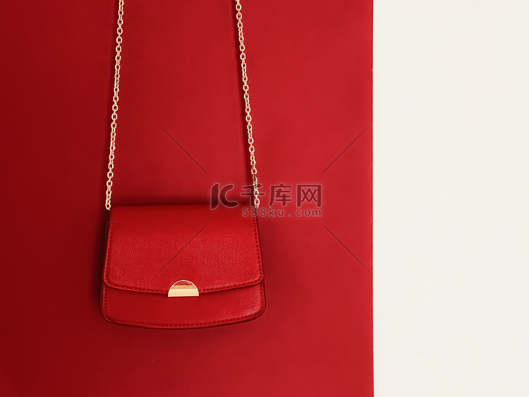 红色时尚皮革钱包，配有金色细节