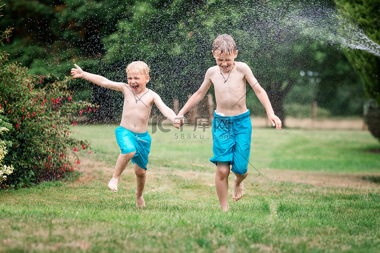孩子们在炎热的夏日玩水。