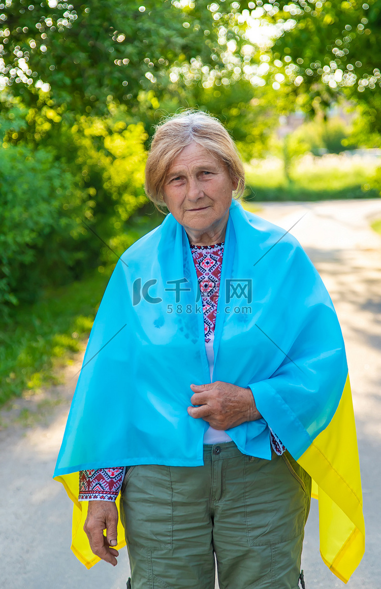 穿着乌克兰绣花衣服的祖母。