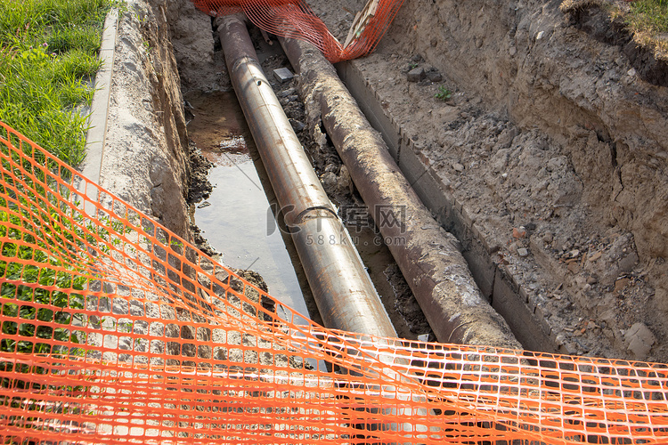 通过在沟渠中铺设新的地下金属管