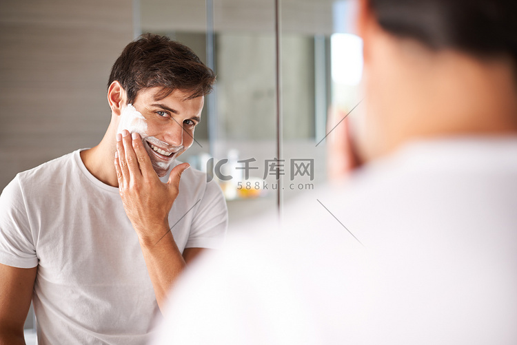 使用正确的剃须泡沫保护脸部。