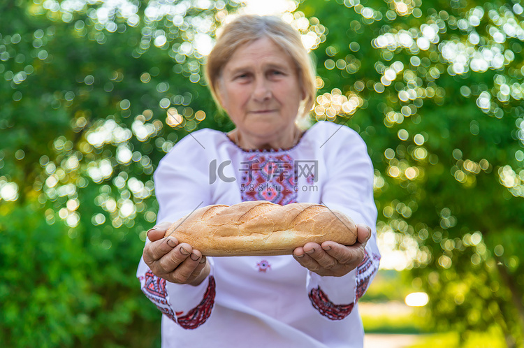 祖母手里拿着乌克兰面包。