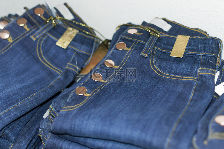 蓝色牛仔裤的特写，服装销售概念