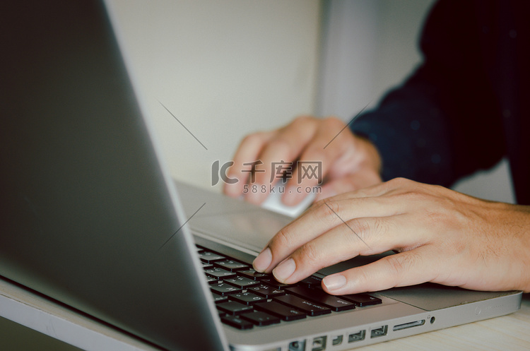 男子手使用计算机在键盘上打字，