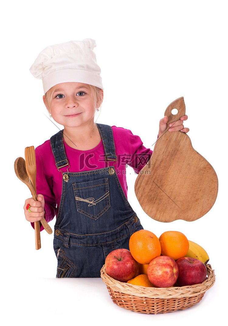 一个小女孩拿着水果 — 苹果、