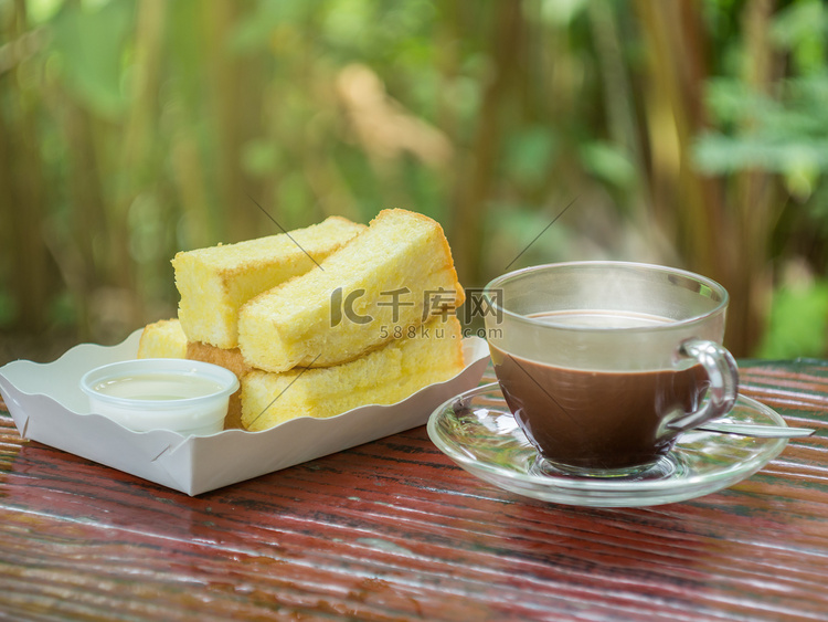 杯中热可可，配以黄油和炼乳烘烤