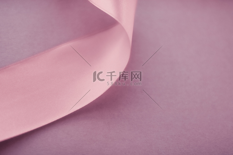 腮红粉红色背景上的抽象丝带、假