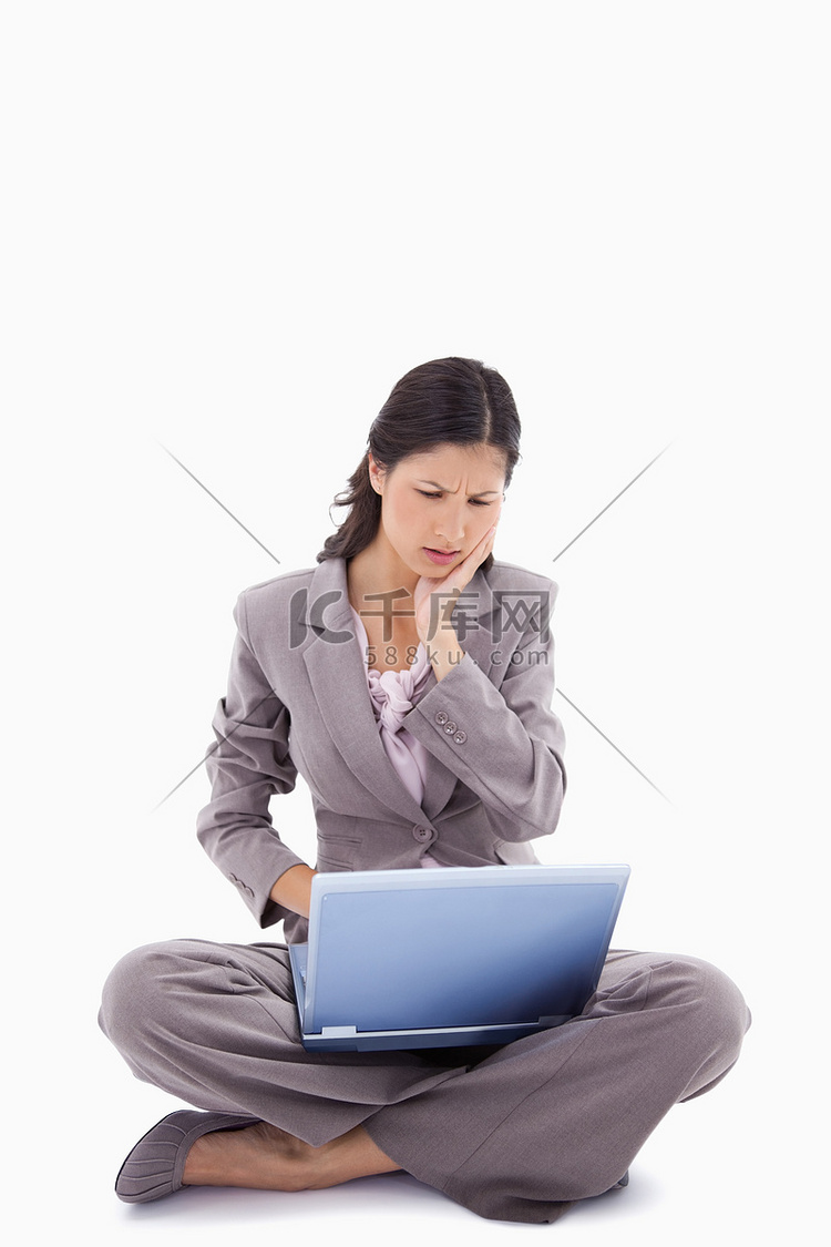坐着的女人在使用笔记本电脑时遇