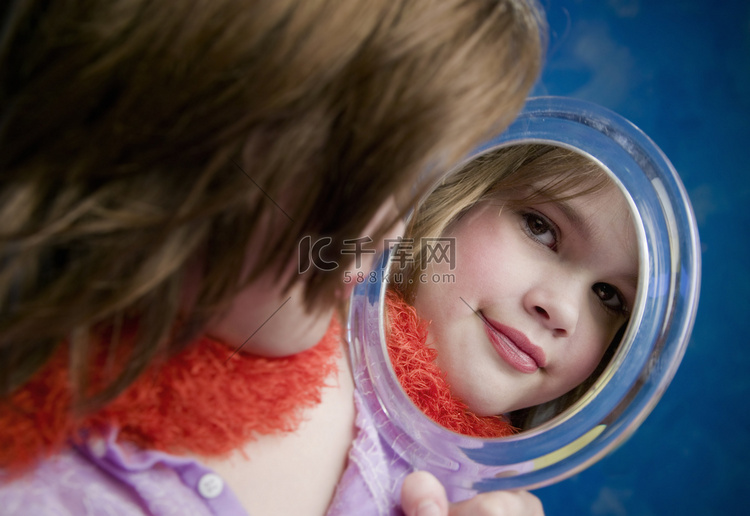 照镜子的小女孩