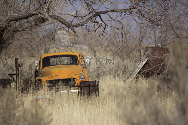 废弃的旧橙色卡车