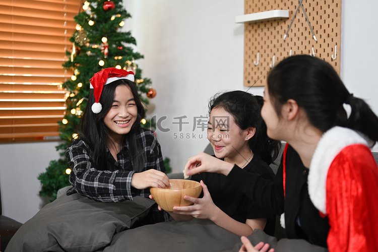 一群孩子在家吃炸土豆庆祝圣诞夜