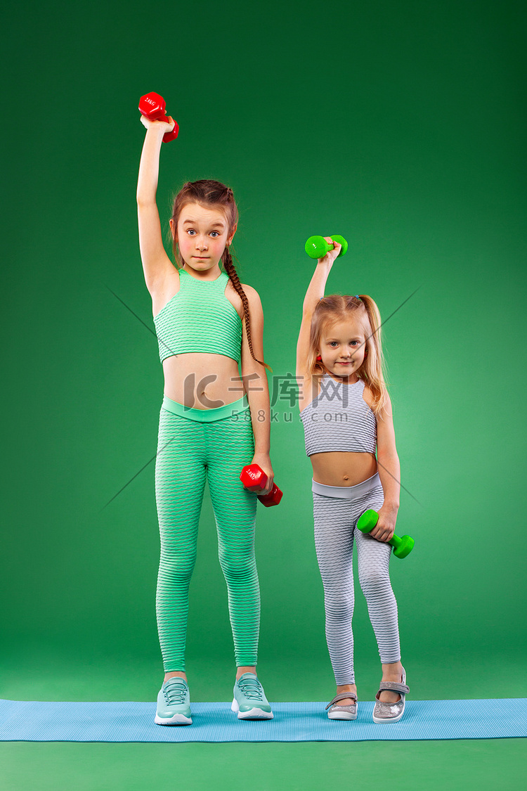 绿色背景下一起做健身运动的儿童