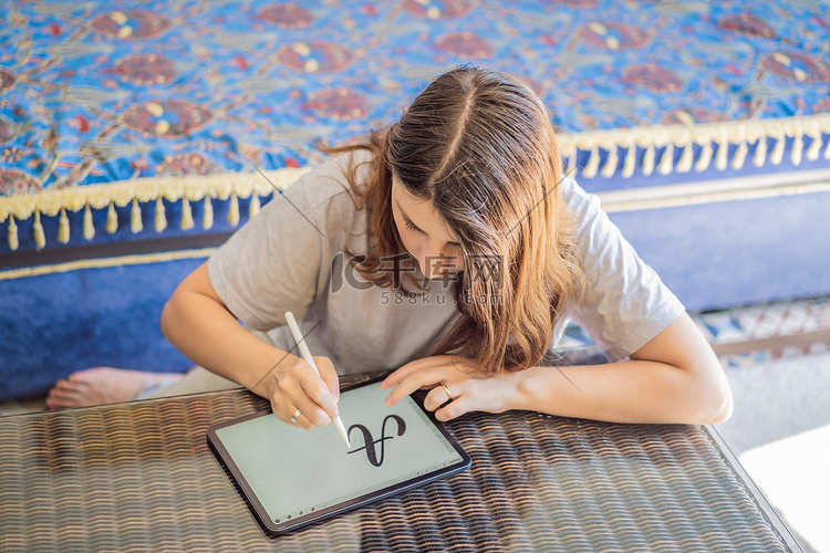 书法家年轻女子在数字平板电脑上