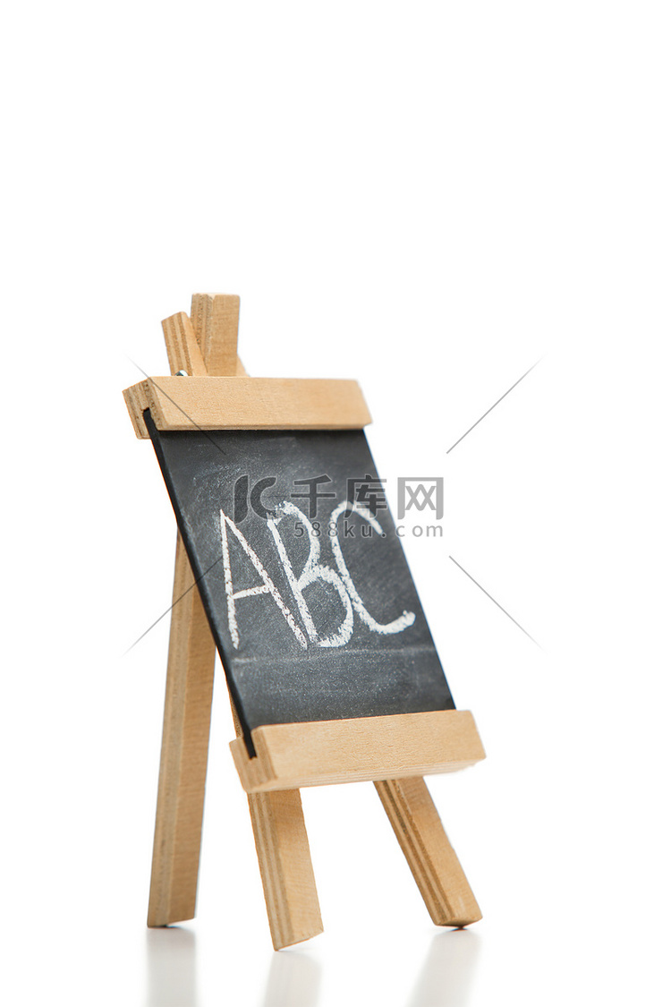 有角度的黑板，上面写着字母 abc