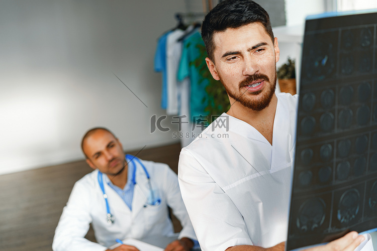 两名男医生在柜子里检查病人的 