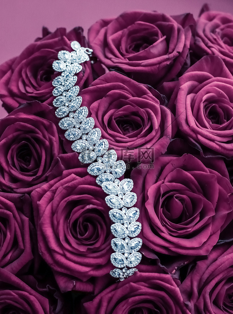 豪华钻石首饰手链和粉红玫瑰花、