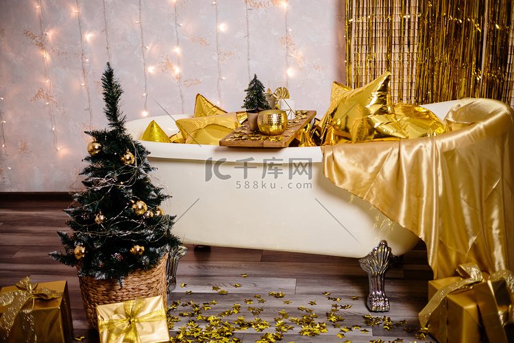 房间的新年装饰是金色的。