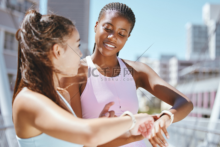 智能手表、健身和女性朋友在城市